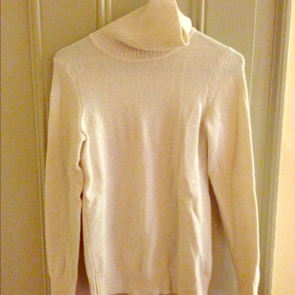 Gap white turtle neck