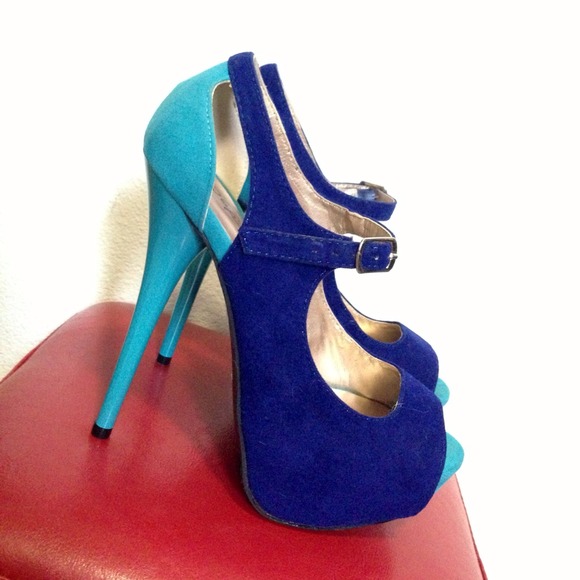 Blue/Turquoise open toe sandals.