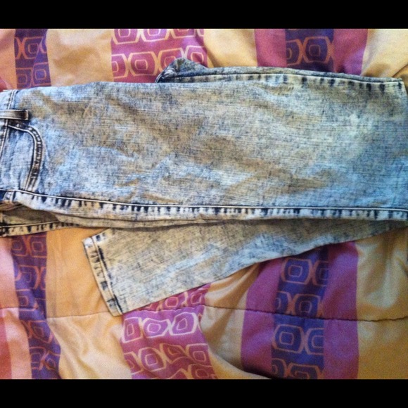 *SOLD* High Waisted acid wash Jeans - Picture 3 of 3