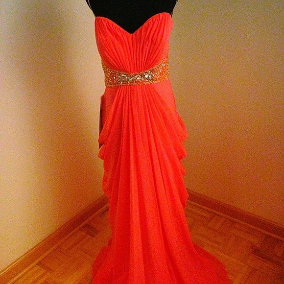 It's prom and wedding season! Stunning coral dress