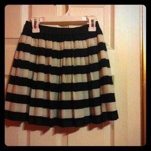 Pleated HM stripped skirt