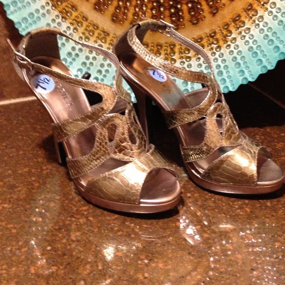 💕 Metallic Dressy Sandals - Picture 3 of 3