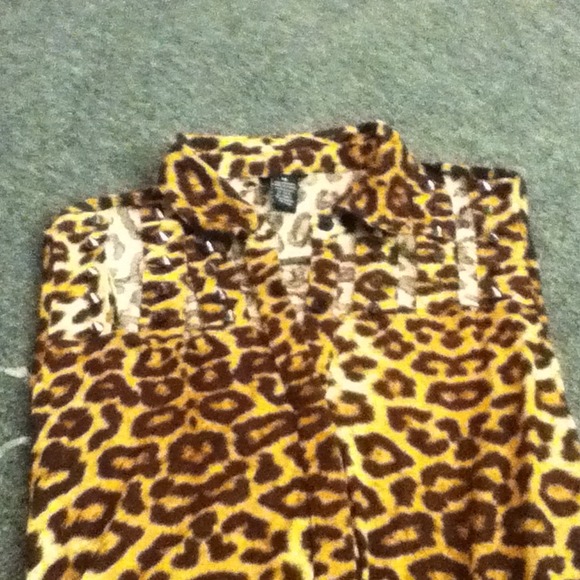 Cute studded button up cheetah tank. - Picture 2 of 4
