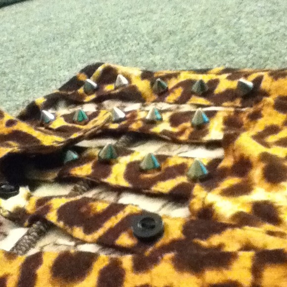 Cute studded button up cheetah tank. - Picture 4 of 4