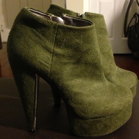 Forever 21 Olive Green Booties Size 6