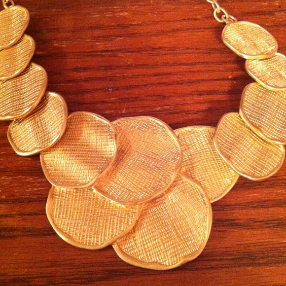 Target  Jewelry - NWT Gold circle statement necklace
