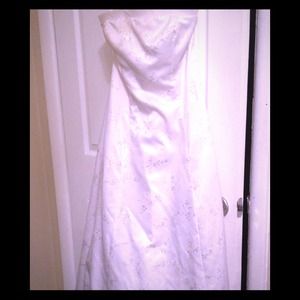 Beautiful Wedding Dress- needs cleaned