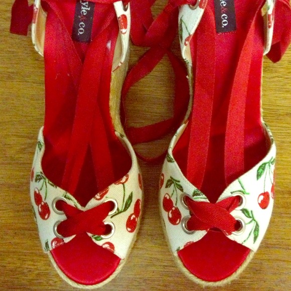 Cherry print wedges
