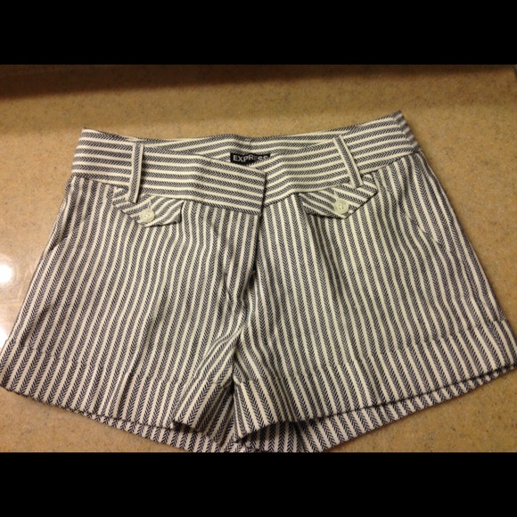Express Shorts - Picture 3 of 3
