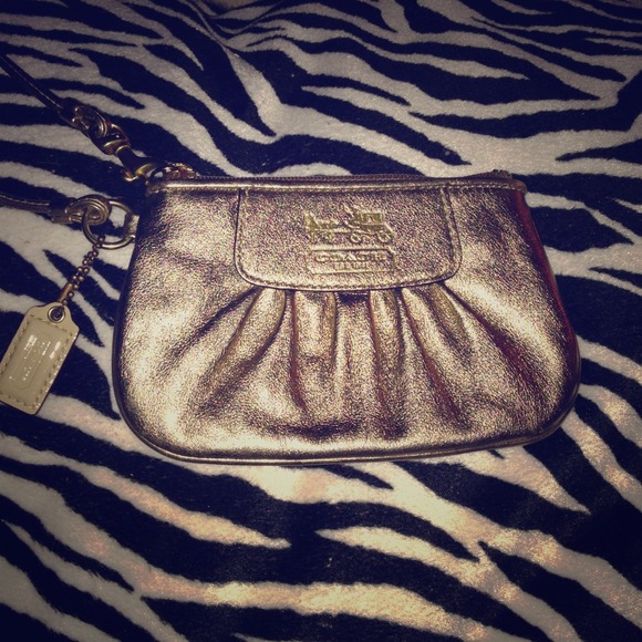 💛💛Coach wristlet💛- SOLD