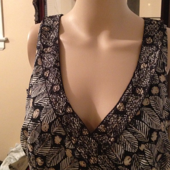 🚨Clearance🚨💋Beautiful  top - Picture 2 of 4