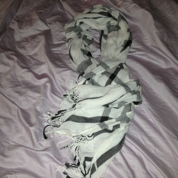 Black and white scarf