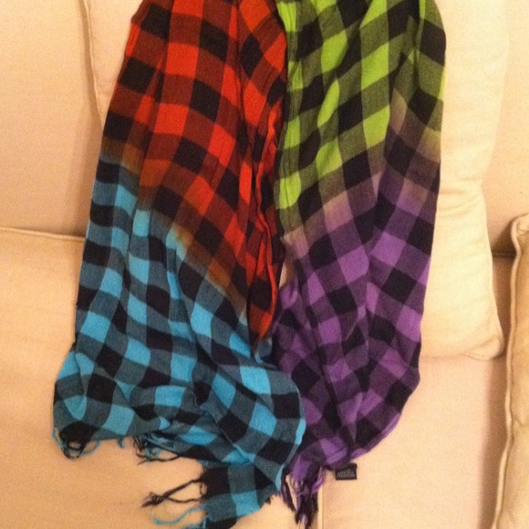 Multi colored scarf - Picture 2 of 2
