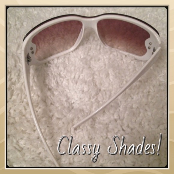 SOLD!!!👀Fashion Sunglasses👀 - Picture 3 of 4