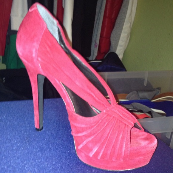 Red pumps - Picture 2 of 2