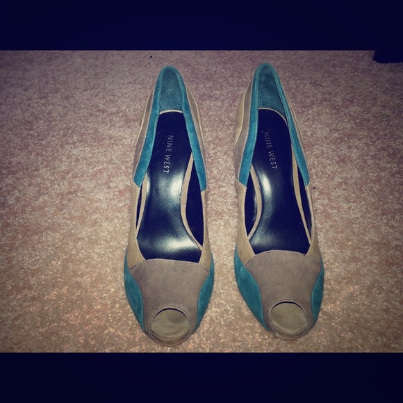 Nine West Teal and Beige Pumps