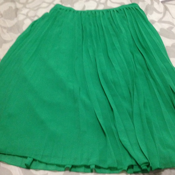 Kelly green pleated midi skirt