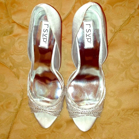 Worn 1x as a bridesmaid, no longer need. Enjoy!
