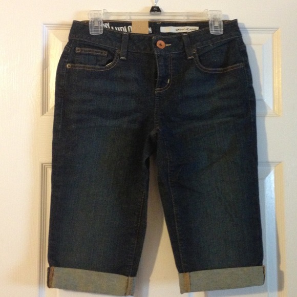 Brand new DKNY Capris. Size 4.