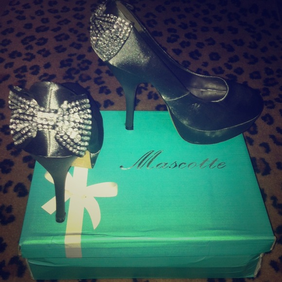 Silver heels with diamond bows on the Back👠💎