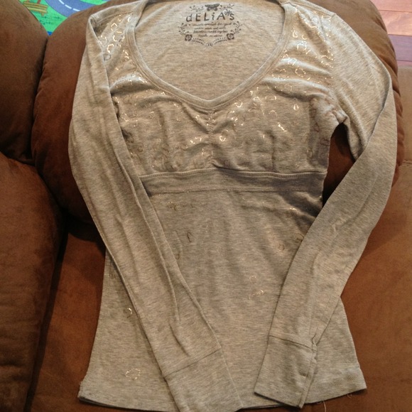Delia's grey shirt with silver spots