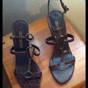 Ann Marino. Brown leather sandals