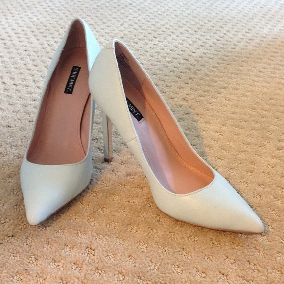 Gorgeous Pastel Blue Pointy-Toe Pumps