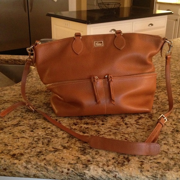 Authentic Dooney&Bourke leather handbag-price firm