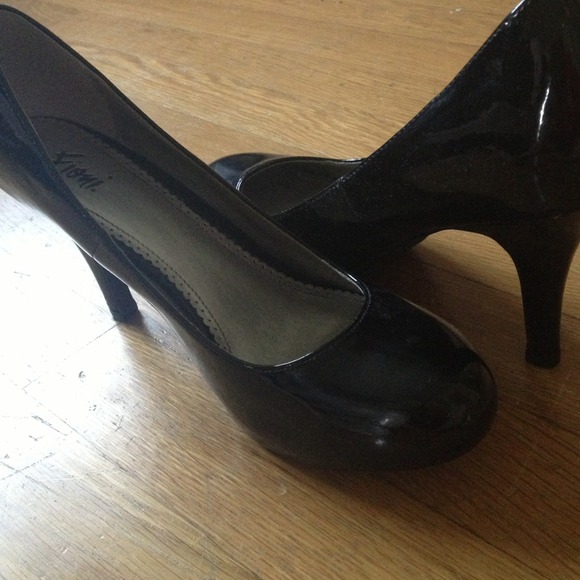 Fioni Black Faux Patent Leather Pumps