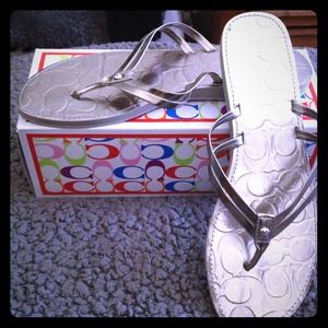 🎉Sold in bundle!🎉Coach flip flops💜