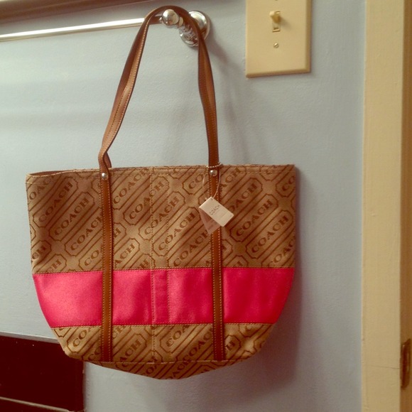 Brand spankin new medium-sized Coach tote