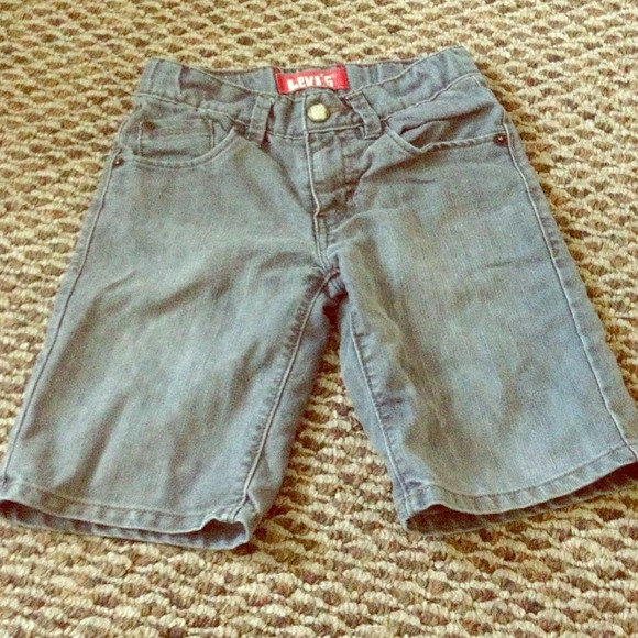 Levi's boy short🙇