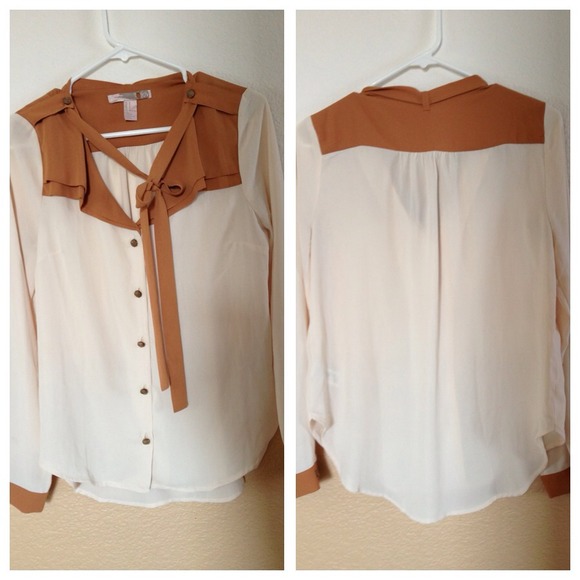 Cute buttoned long sleeve.