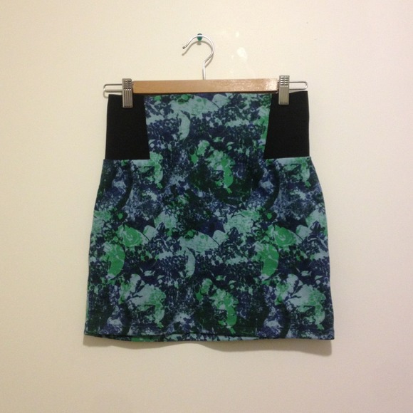 Urban Outfitters Green Abstract Print Miniskirt - Picture 1 of 1
