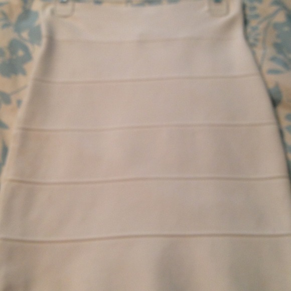 ⚡️SALE $35⚡️White BCBG power skirt!