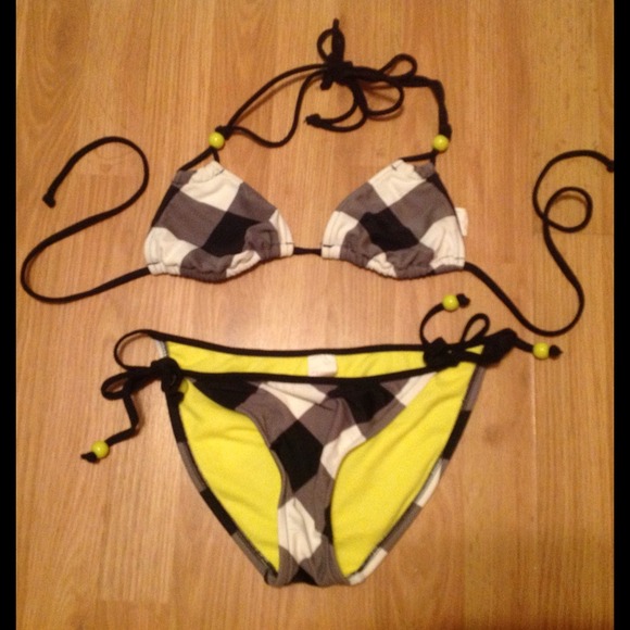 Cute blk/yellow plaid triangle top bikini. - Picture 1 of 1