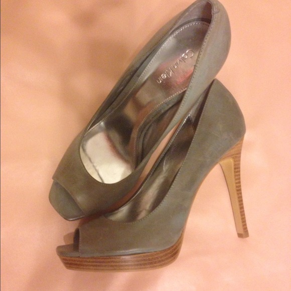 Beautiful & new Calvin Klein gray peep toe heels