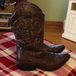 Gently used size 11 women's manmade cowboy boots