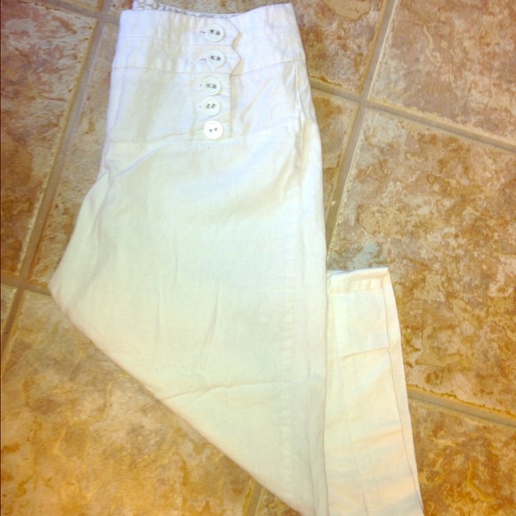 White wide leg capris very cute