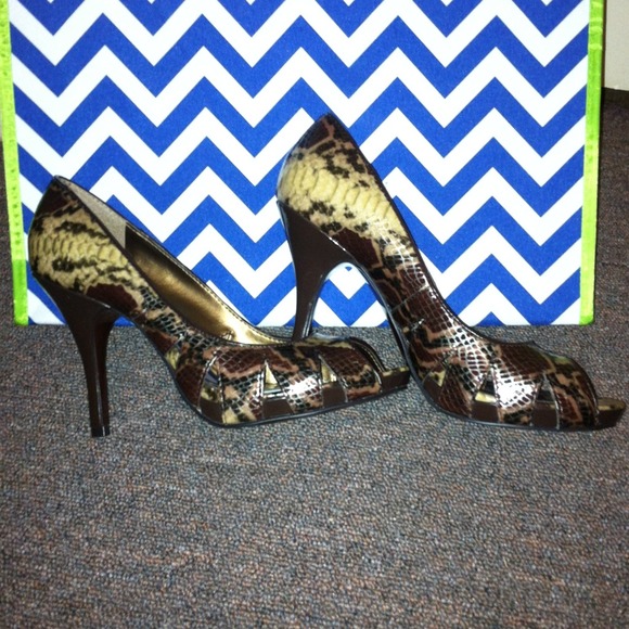 TRADED*******Faux snake skin shoes size 7