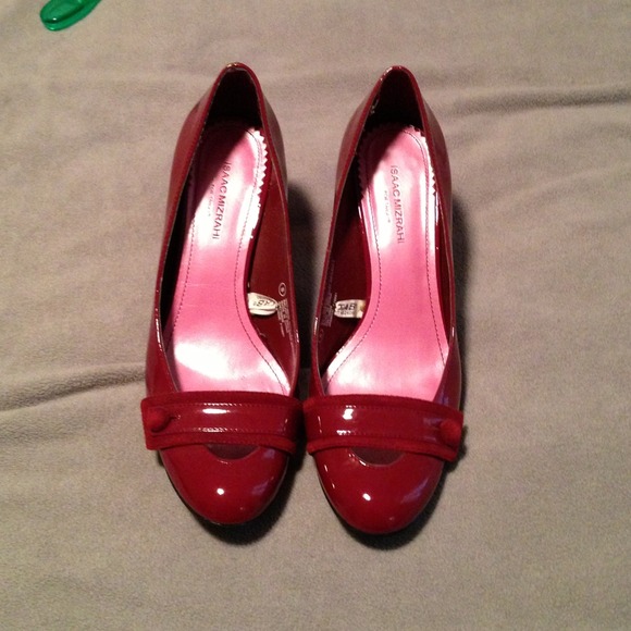 Isaac Mizrahi red pumps