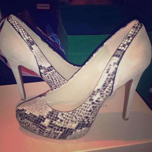 BCBGeneration Snake Pumps size 7.5