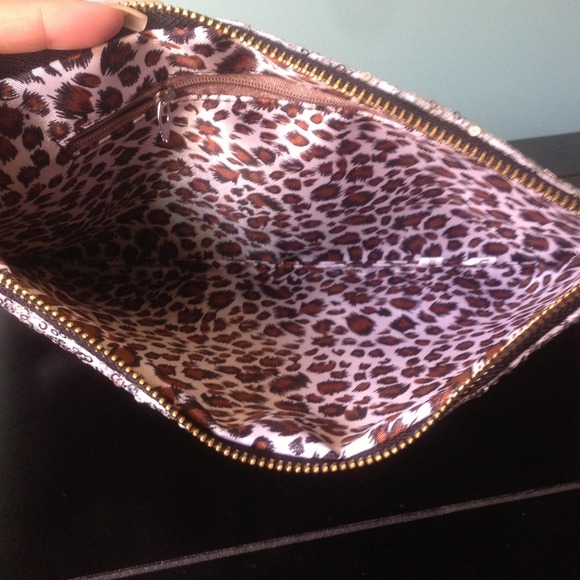 Last one left!💎Beautiful Sparkly Silver Clutch💎 - Picture 3 of 4