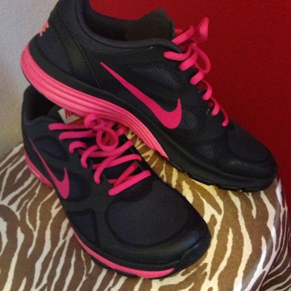 ❌Hold❌Black and fiushia Nike dual fusion.