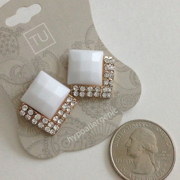 Jewelry - NWT rhinestone fashion earrings