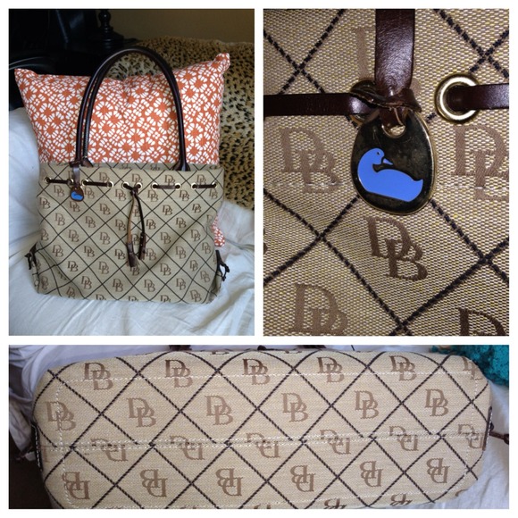 SOLD IN BUNDLE!!Authentic Dooney & Bourke Handbag - Picture 2 of 4