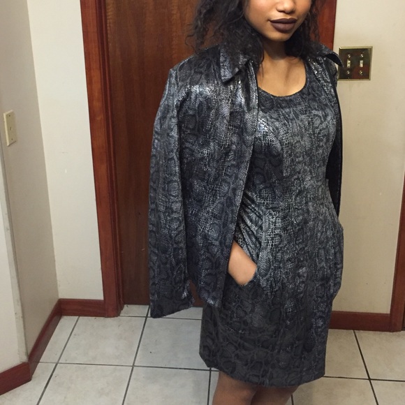 Elegant Vintage made in USA Snake Printed Suit - Picture 4 of 4