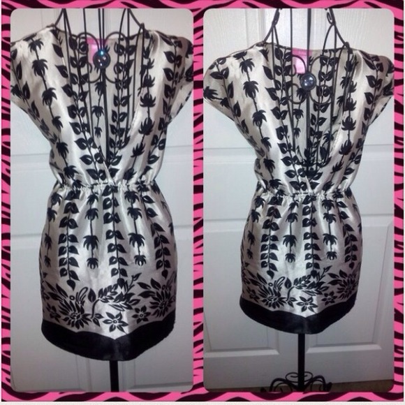 🌷Beige & black silk floral print top🌹