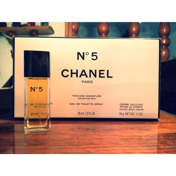 🍂SOLD🍃 Chanel number 5 (4 pc) - Picture 3 of 4