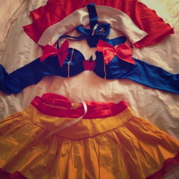 SEXY SNOW WHITE COSTUME!
